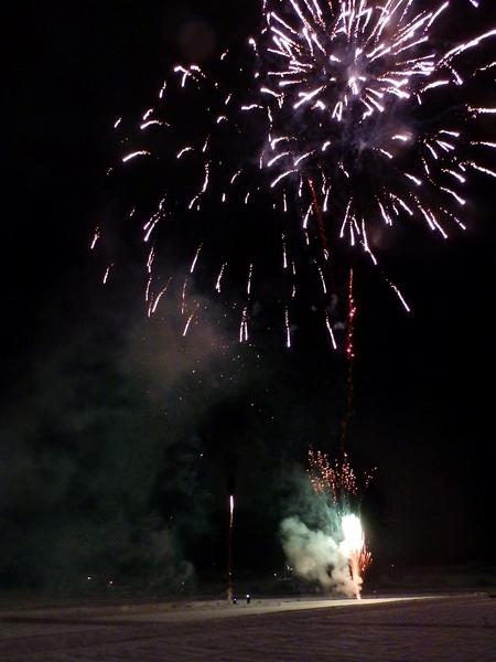 下に仕掛け花火と打ち上げ花火の写真